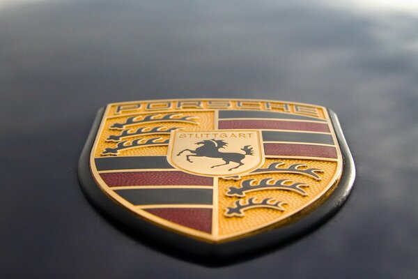 Логотип Porsche крупным планом