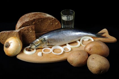 Русское застолье. Селёдка, водка, хлебушек чёрный ржаной, лучек, картошечка