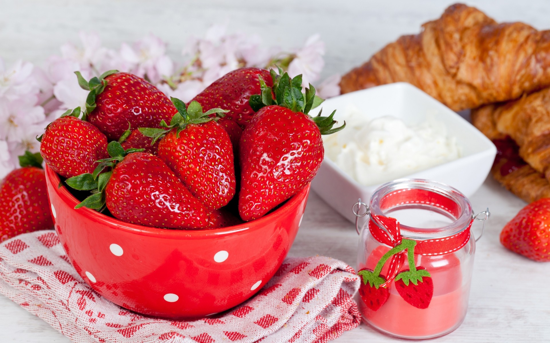 клубничный еда вкусные завтрак сладкий ягодка фрукты джем питание освежение домашние сахар здоровья крем чаша здоровый вкусные круассаны полотенце ягоды десерт сладости фрукты