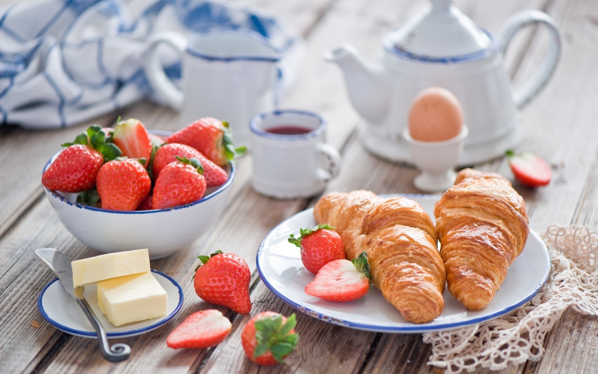 завтрак еда вкусные клубничный сладкий фрукты джем кондитерский круассан рассвет освежение плиты сахар таблица хлеб вкусные кубок масло