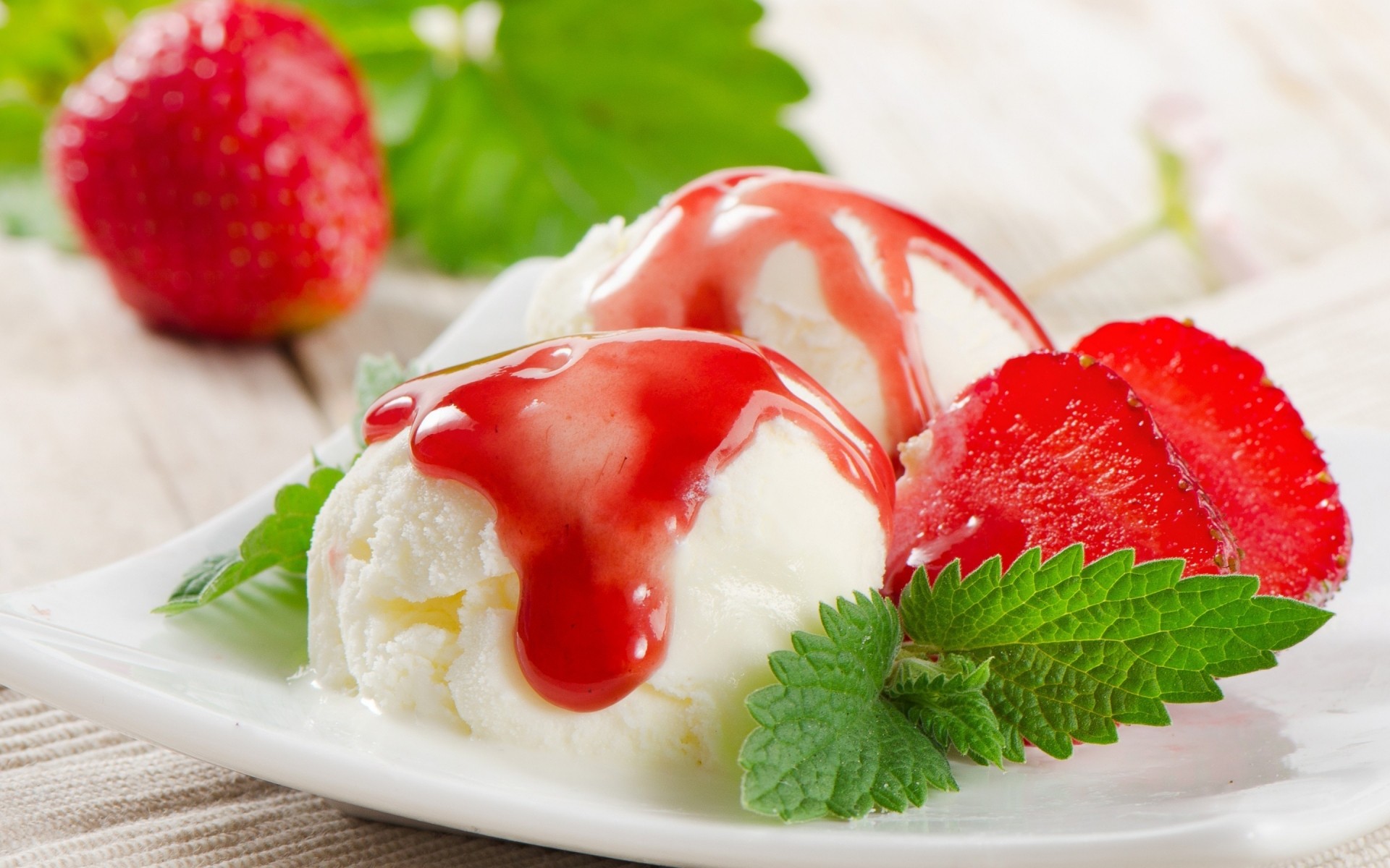 сладкий клубничный крем вкусные мятный ягодка фрукты еда освежение лист эпикур йогурт ваниль сливочный джем здоровья вкусные лето сахар мороженое